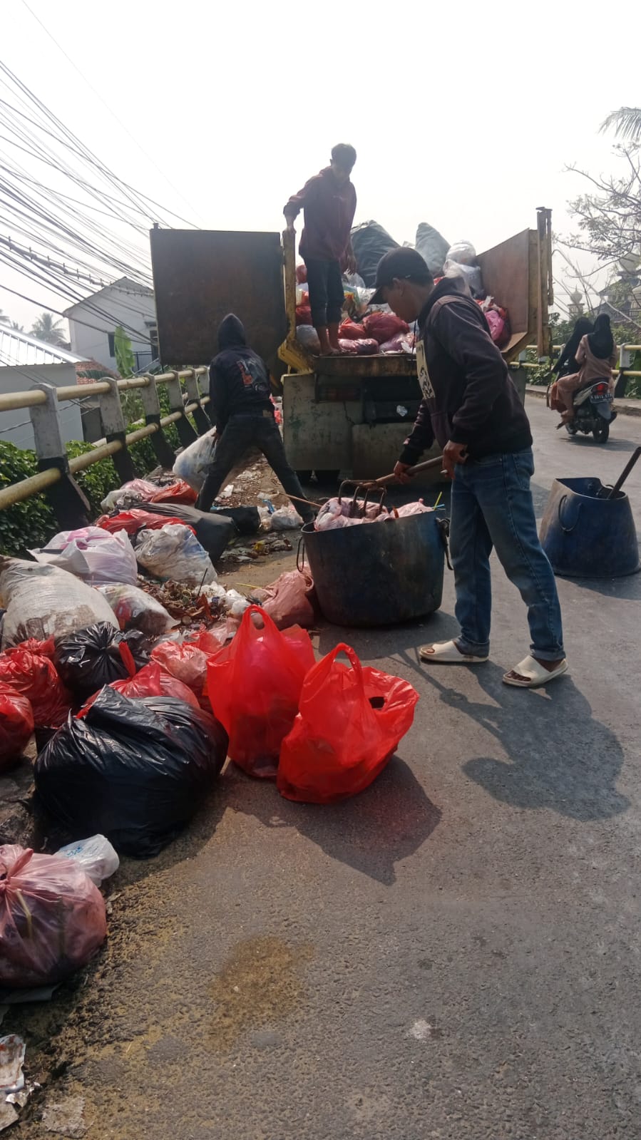 giat-hari-ini-selasa-9-juni-2026-rutinitas-pengangkutan-sampah-liar-di-jembatan-pontang