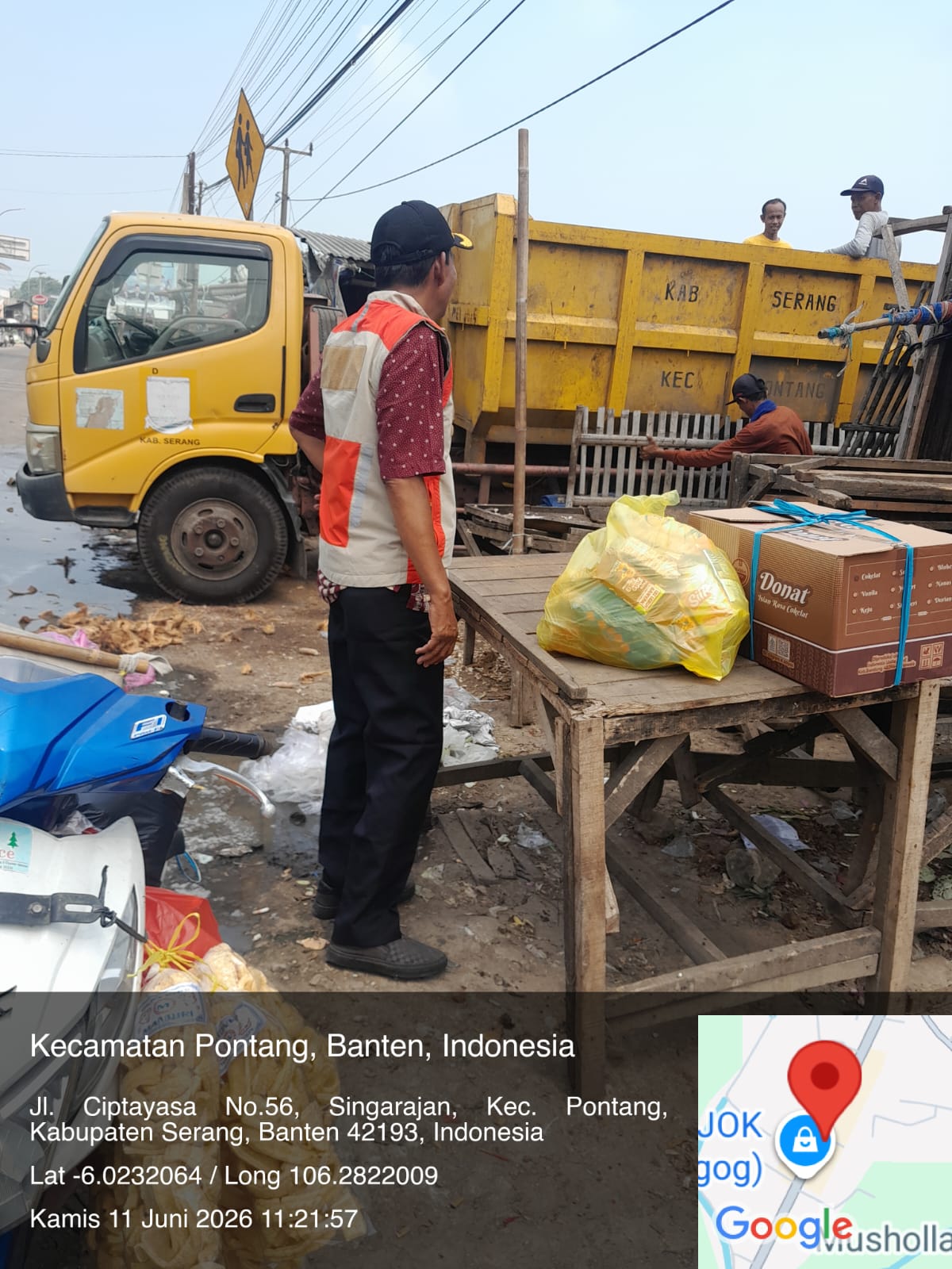 kegiatan-pengangkutan-sampah-pasar-begog-desa-singarajan-lecamatan-pontang-kabupaten-serang