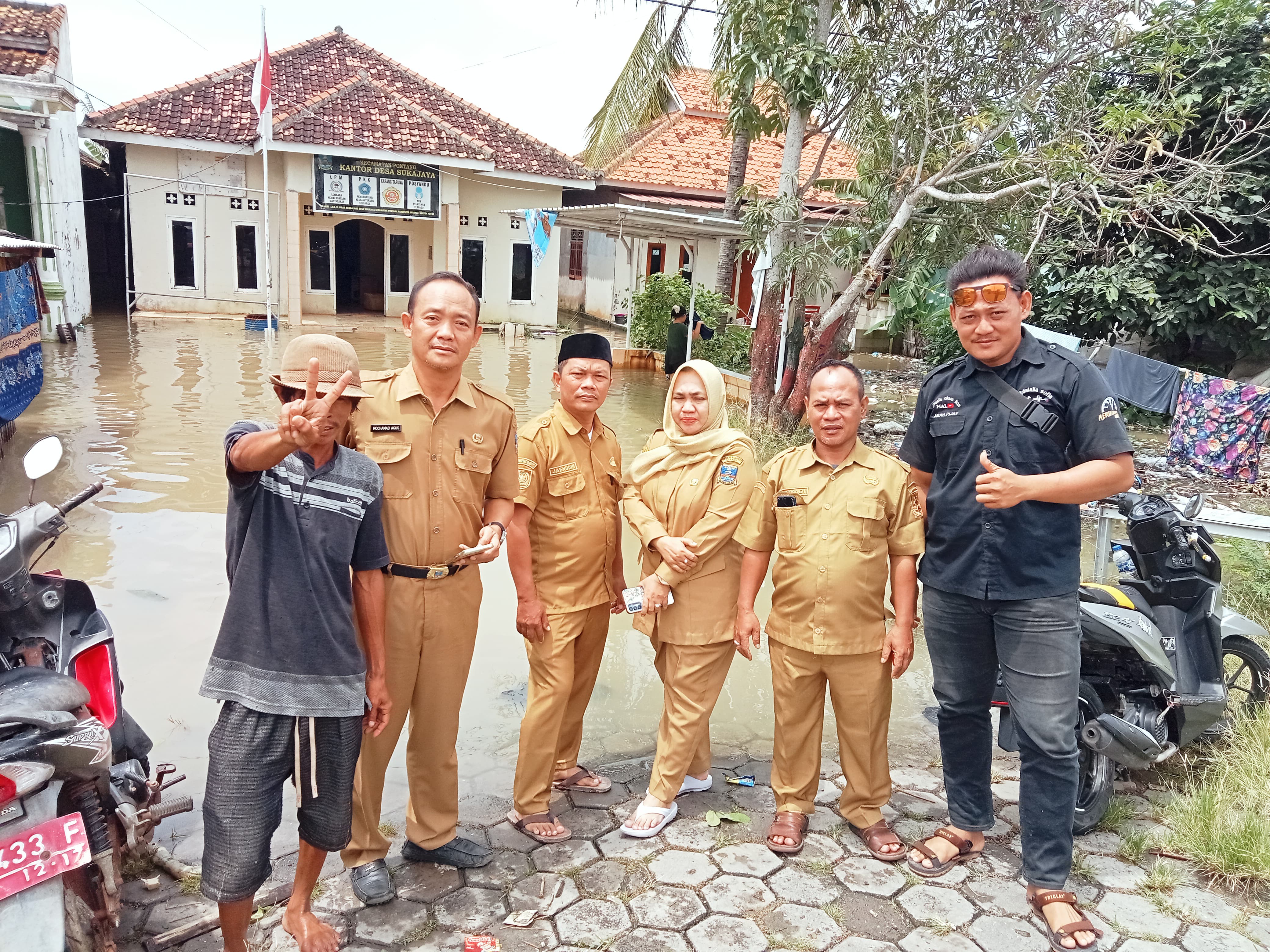 meninjau-lokasi-yang-terdampak-banjir-di-desa-sukajaya-dan-melihat-kali-ciwaka-desa-pulokencana-kecamatan-pontang-kabupaten-serang