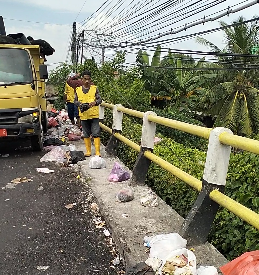 pengangkutan-sampah-liar-di-jembatan-pontang-dan-di-sejumlah-lokasi-lain