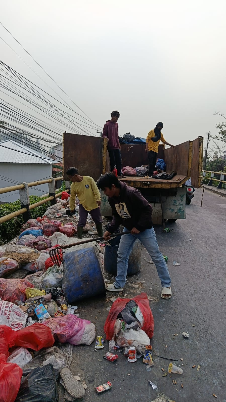 pengangkutan-sampah-liar-di-sepanjang-jembatan-pontang