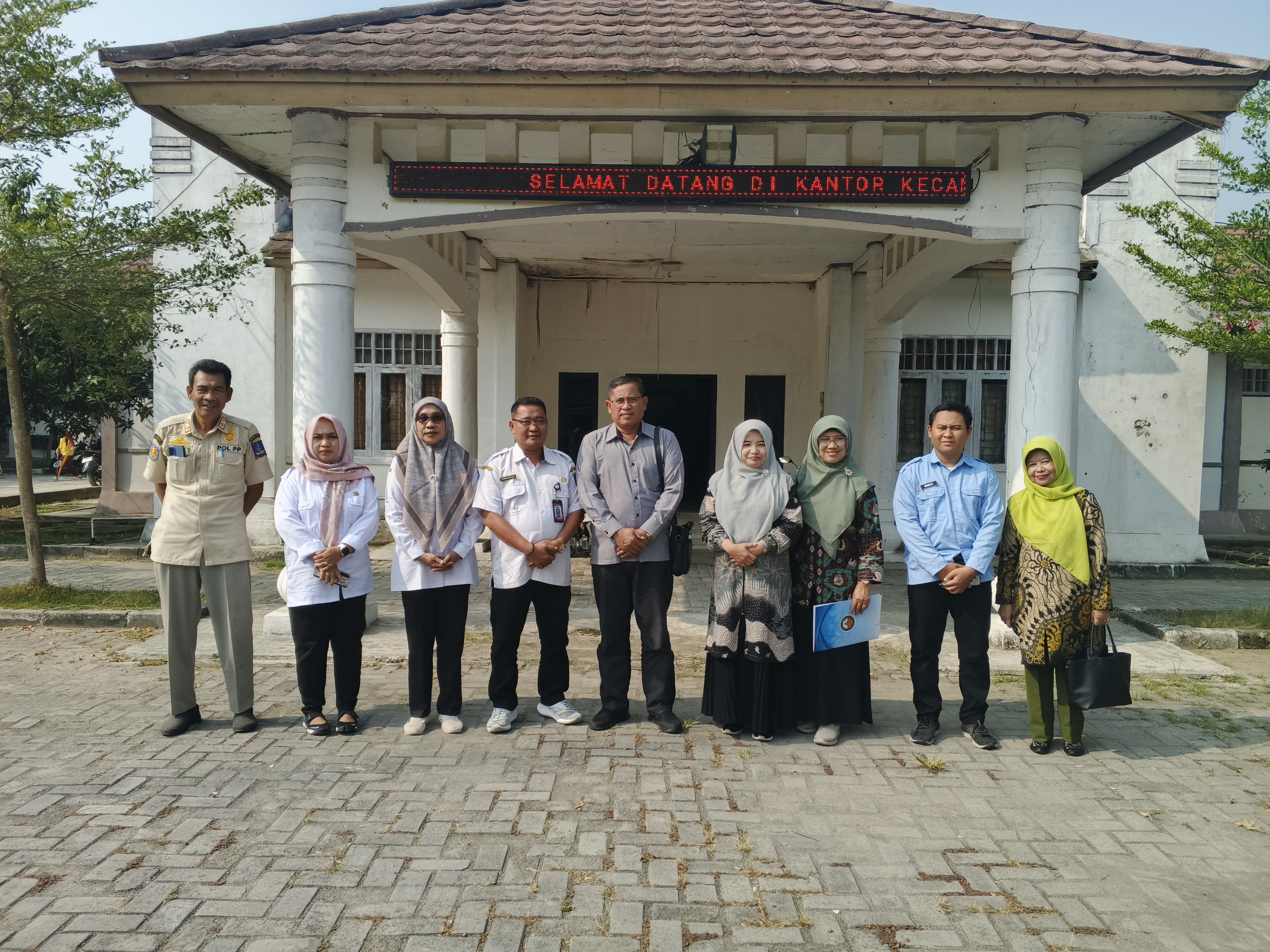 sekretaris-camat-sekmat-dan-para-kasi-mendampingi-penelitian-sppg-di-wilayah-kecamatan-pontang-team-dari-ipdn-bandung